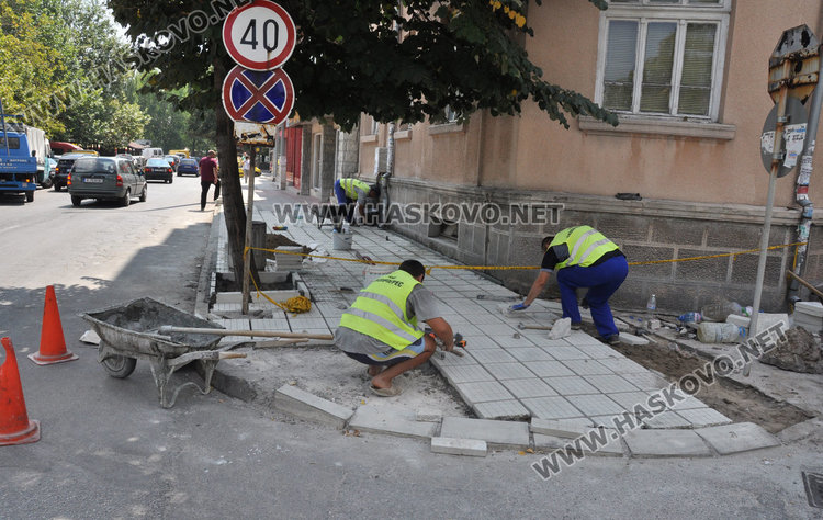  Ударни ремонти на тротоарите край пазара и в „Бадема“