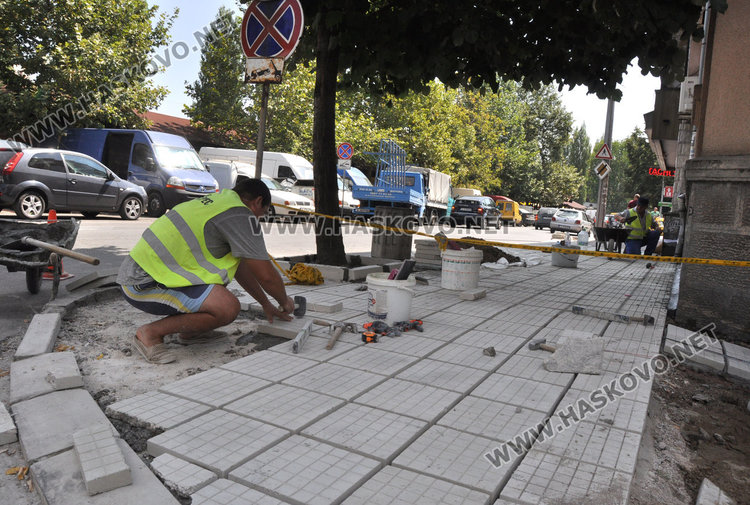 Ударни ремонти на тротоарите край пазара и в „Бадема“
