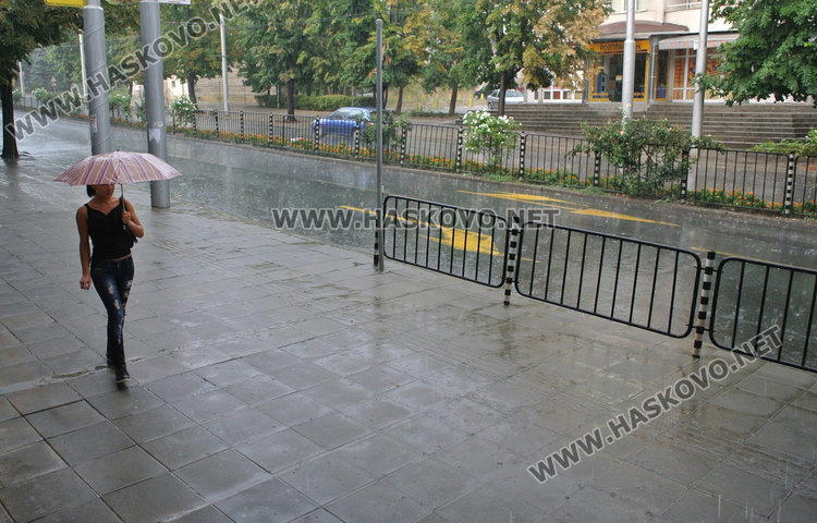 Ще вали цяла нощ, утре разхлажда по лятному