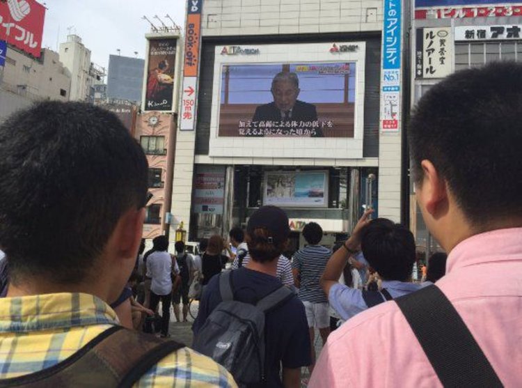 Император Акихито шокира японците