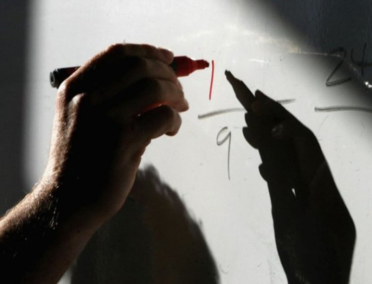 Търсят се стотици учители преди началото на учебната година  