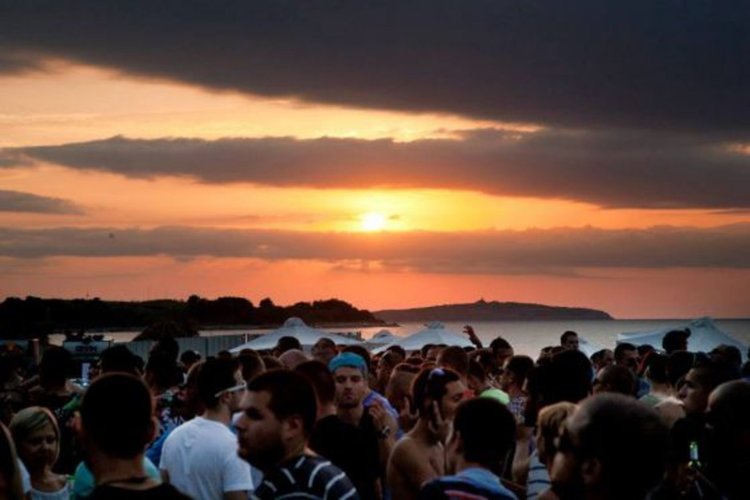 17 души задържани с "розови хапчета"след технопарти край Приморско