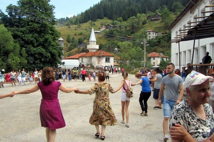 С хилядолетния обичай „Среде лято”, Мугла посрещна традиционния си празник  