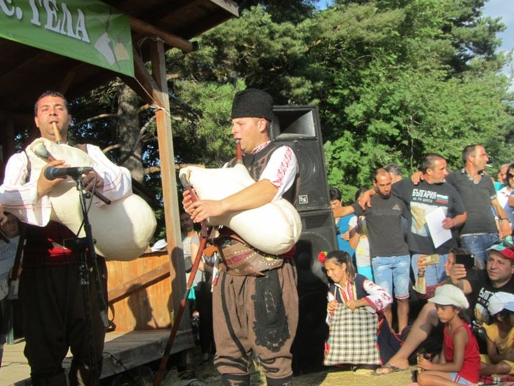 Хиляди се събраха на поляните над Гела за 14-то издание на надсвирването с гайди