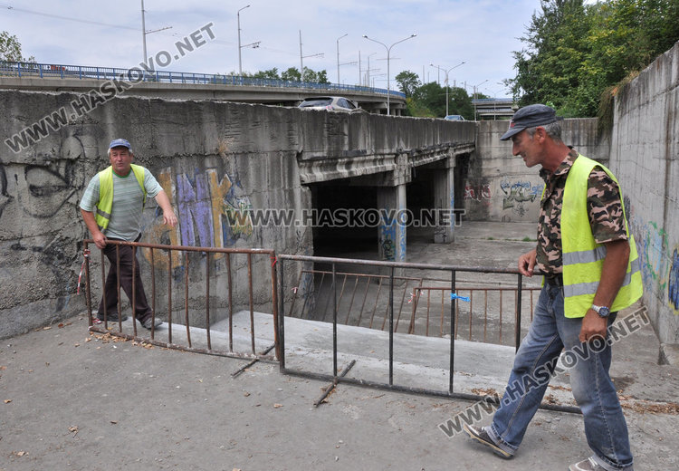 Пътното сменя мантинели, общината ремонтира подлез