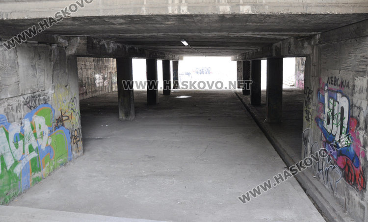 Пътното сменя мантинели, общината ремонтира подлез