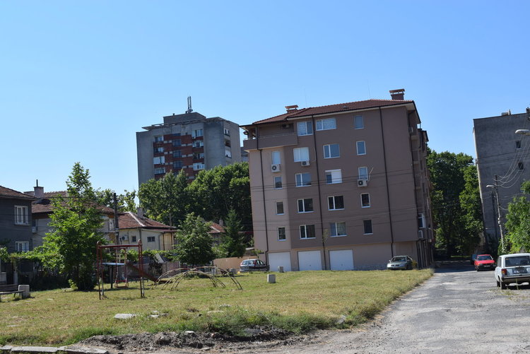 Строителна фирма погълна детска площадка,захапа втора