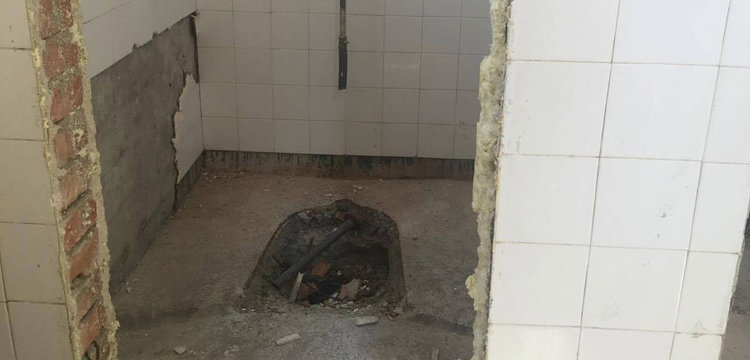 Започна дългоочакваният ремонт на тоалетните в гимназията