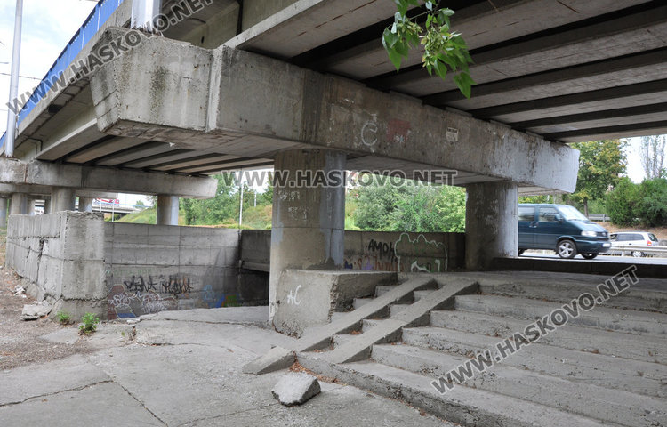 Пътното сменя мантинели, общината ремонтира подлез