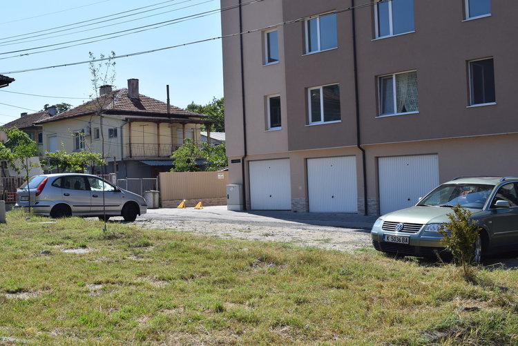 Строителна фирма погълна детска площадка,захапа втора