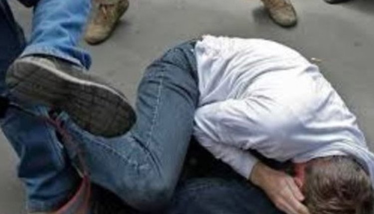 Бабаити налагаха с метален прът двама земляци