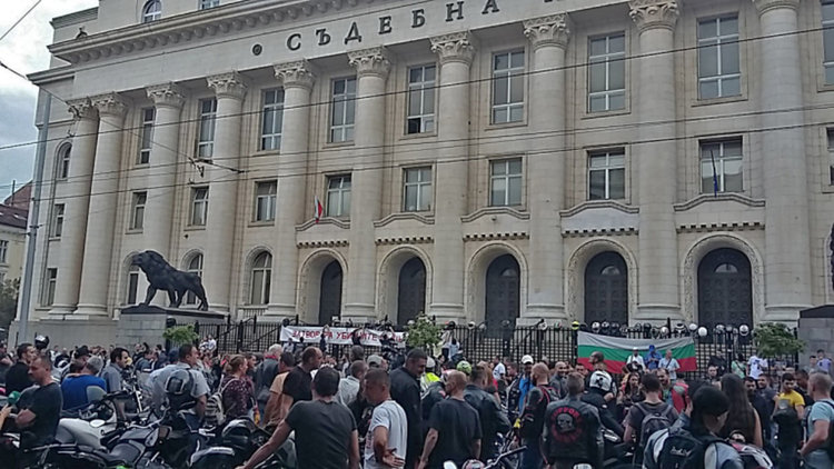 Законът ни обслужва убийци, обявиха стотици мотористи пред Съдебната палата