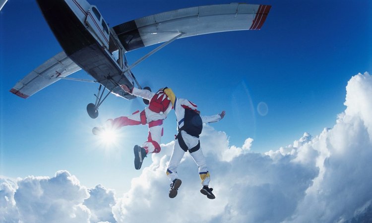 Скайдайвери скочиха от горящ самолет