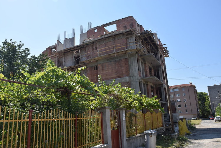 Строителна фирма погълна детска площадка,захапа втора