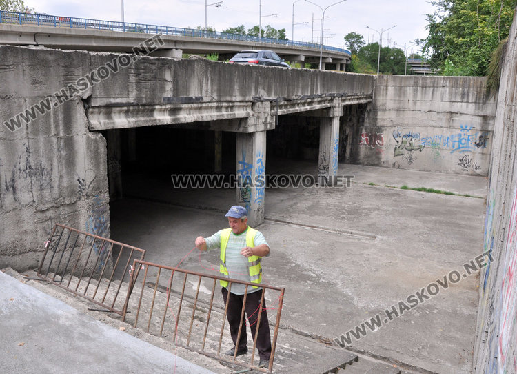 Пътното сменя мантинели, общината ремонтира подлез