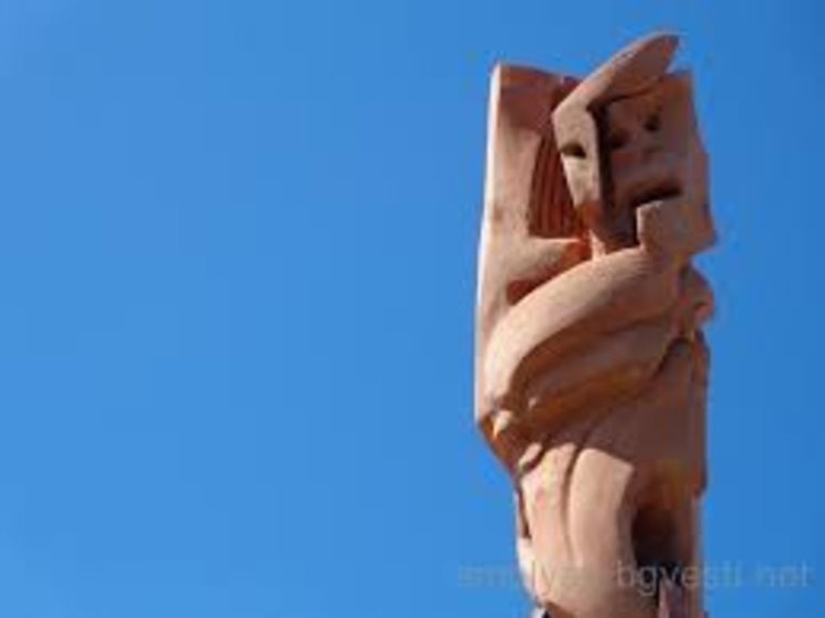 Студенти от Националната художествена академия ваят скулптури от дърво за парка на Пампорово