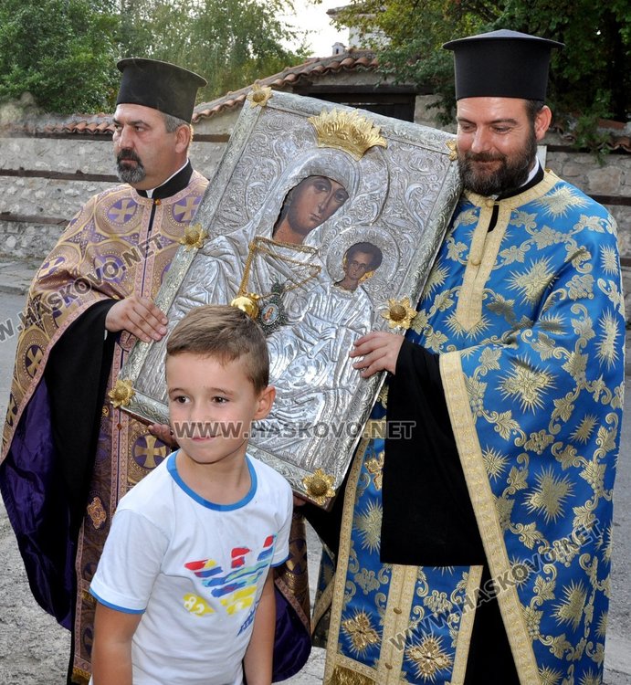 Стотици миряни, кмет, заместник-областен и депутат посрещнаха Дядо Николай с чудотворната икона