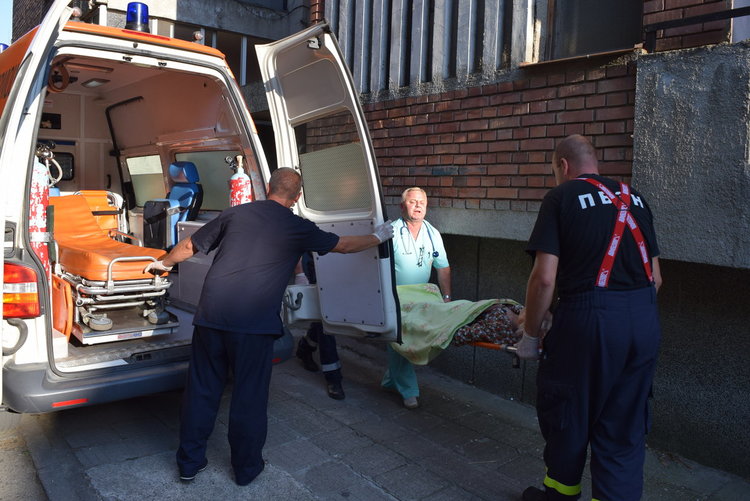 Огнеборци щурмуваха тераса, за да спасят живота на старица