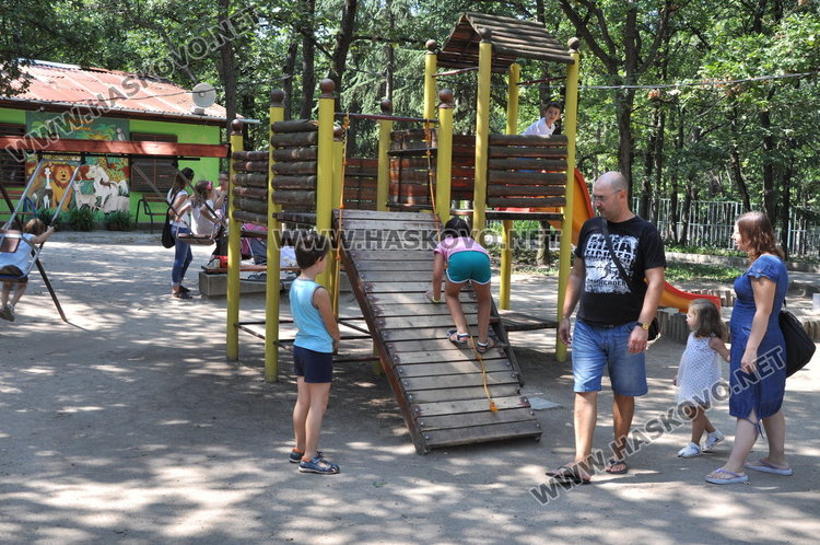 Бебе муфлонче радва децата в Зоопарка в Хасково