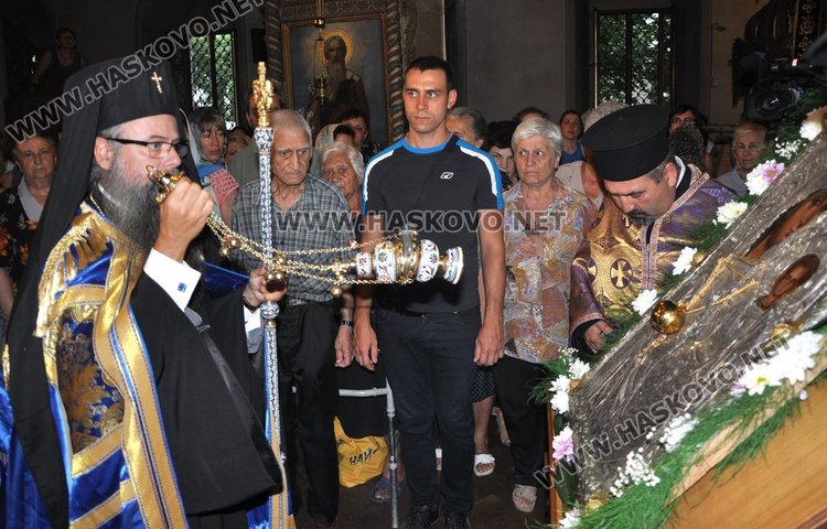 Стотици миряни, кмет, заместник-областен и депутат посрещнаха Дядо Николай с чудотворната икона