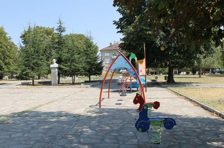 Да се постави осветление в парковото пространство между улиците "Георги Иванов" и "Ангел Кънчев" в Димитровград настояват живеещите там