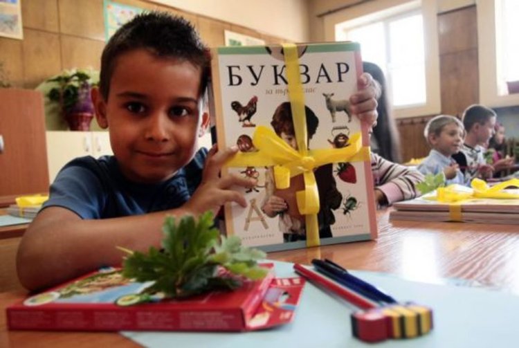 МОН започна пресяването на учебниците за I и V клас