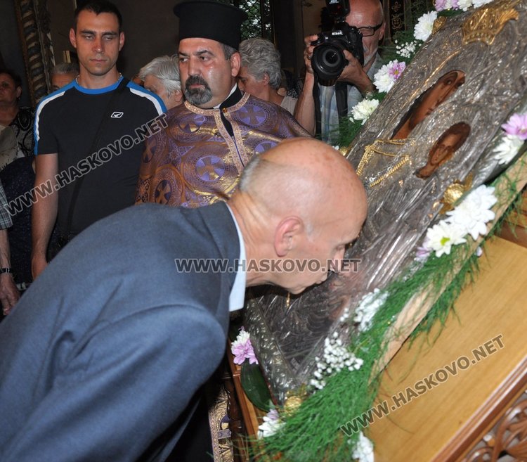 Стотици миряни, кмет, заместник-областен и депутат посрещнаха Дядо Николай с чудотворната икона