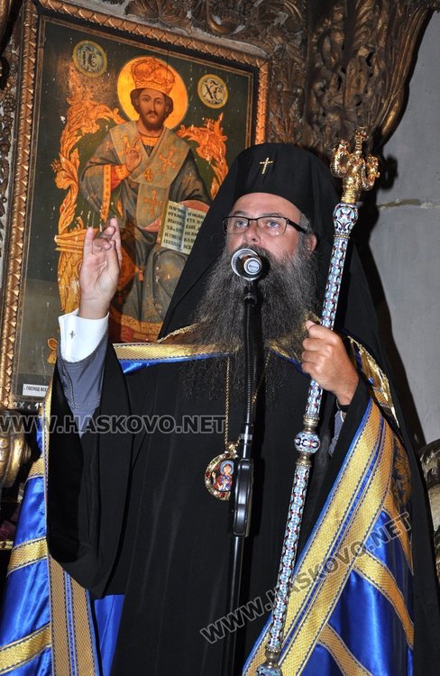 Стотици миряни, кмет, заместник-областен и депутат посрещнаха Дядо Николай с чудотворната икона