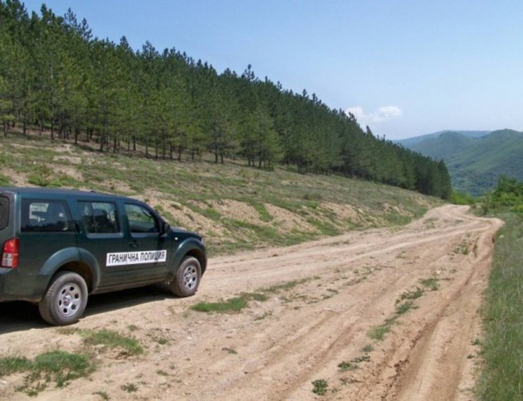 Граничен наряд задържа лек автомобил с 13 нелегални. Шофьорът се опитал да избяга, но е задържан