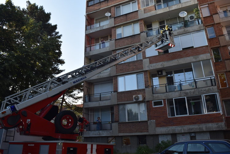 Огнеборци щурмуваха тераса, за да спасят живота на старица