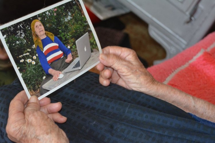 102-годишната баба Станка от Надежден е фен на Apple