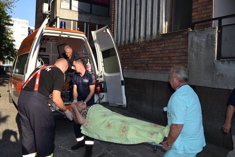 Огнеборци щурмуваха тераса, за да спасят живота на старица