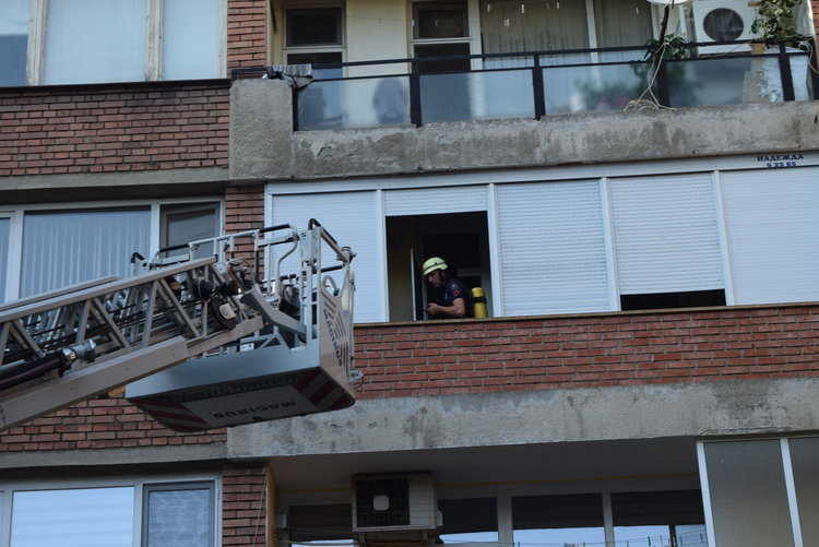 Огнеборци щурмуваха тераса, за да спасят живота на старица