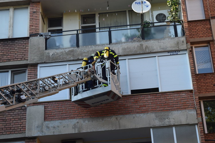 Огнеборци щурмуваха тераса, за да спасят живота на старица