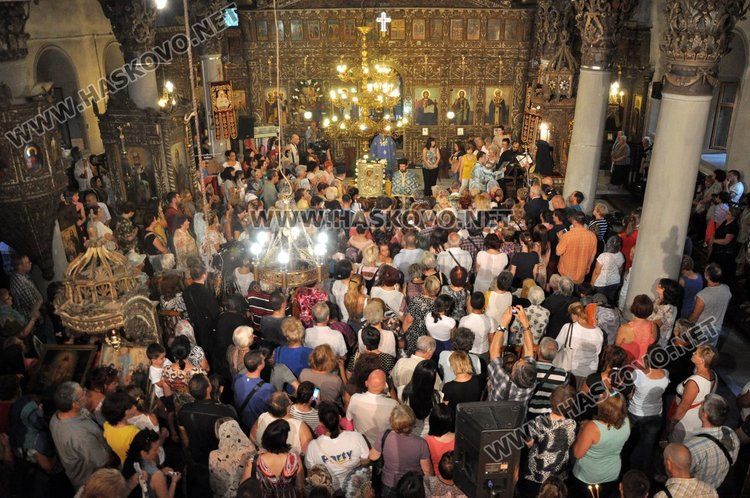 Стотици миряни, кмет, заместник-областен и депутат посрещнаха Дядо Николай с чудотворната икона