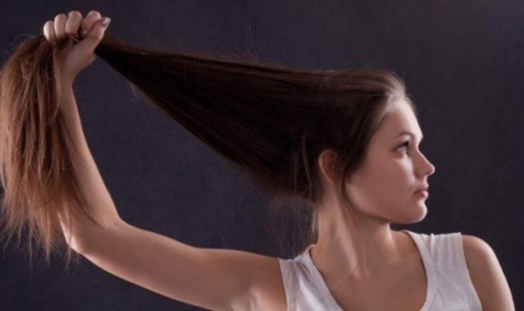 Фризьори въртят черна борса с коса за онкоболни 