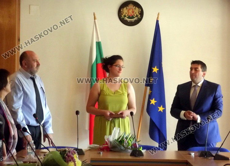 Петриела Бачева е една от 23-та пълни отличници в страната, която получава почетния Национален диплом от МОН