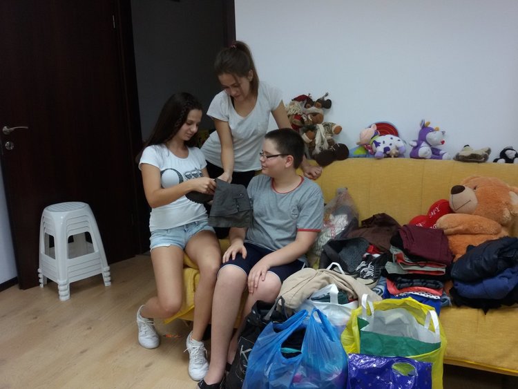 Организаторките с част от събраните дрехи