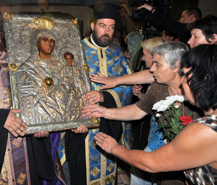 Стотици миряни, кмет, заместник-областен и депутат посрещнаха Дядо Николай с чудотворната икона