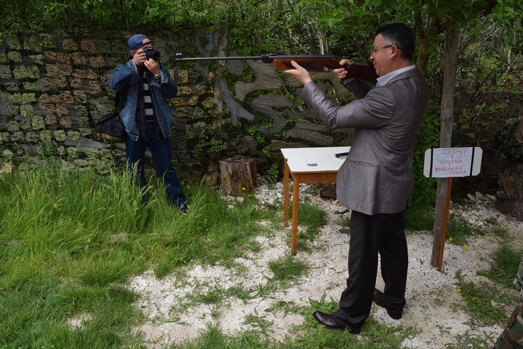 Кметът показва умения по стрелба