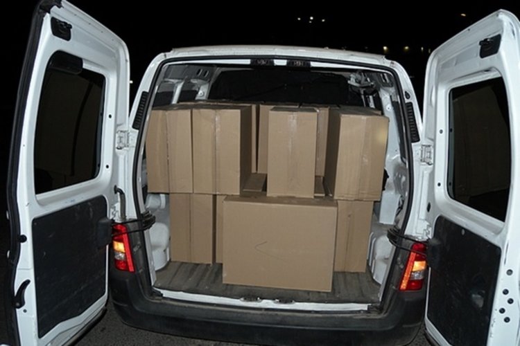 В Горски извор цигарите са били открити при проверка на товарен автомобил Ситроен „Берлинго”, снимка -пресцентър МВР