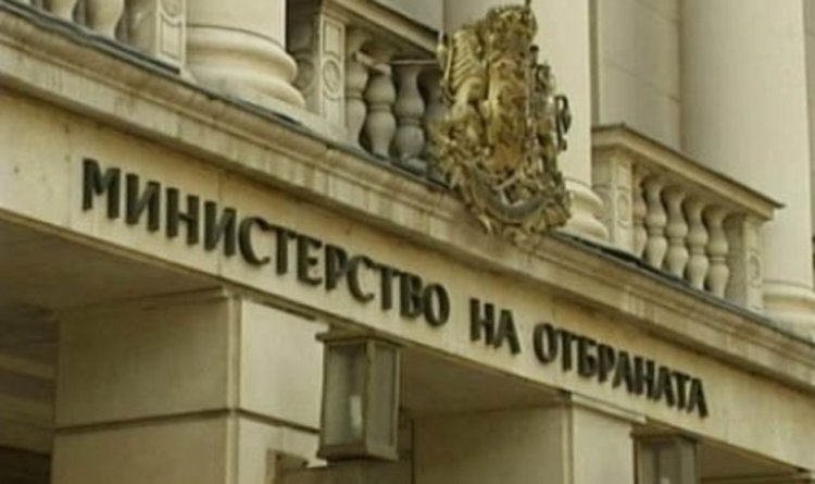 Мъж се опита да изгори знамето на НАТО пред Министерството на отбраната