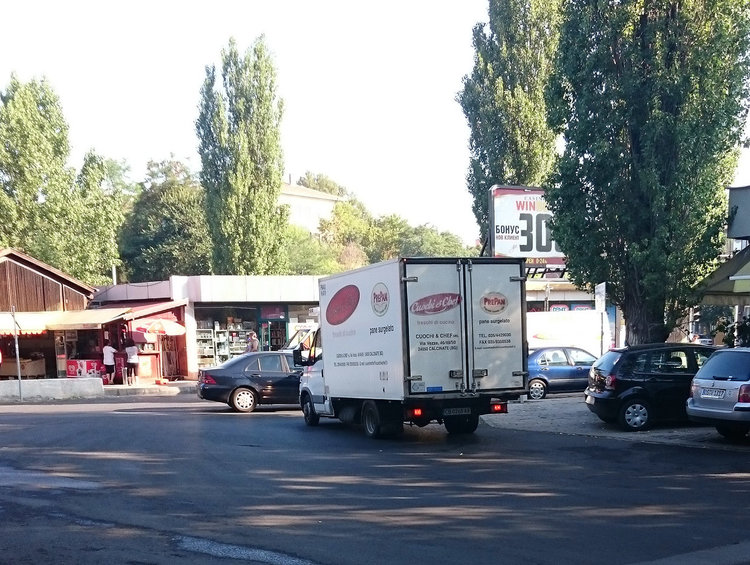 Читател: Камион шпори в насрещното, коли окупират тротоар