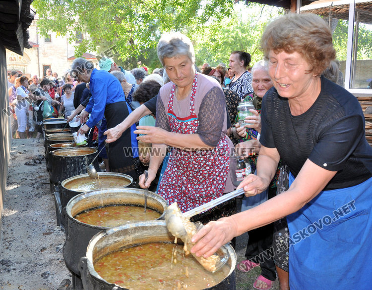 14 казана фасул в двора на „Св. Богородица“ за храмовия празник