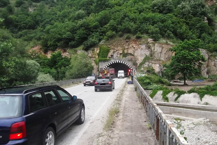 Asenovgrad.NET За улеснение на пътуващите към манастира за големия църковен празник обрушването и обезопасяването на скалните откоси със стоманени мрежи на път II-86 Асеновград – Смолян е преустановено.