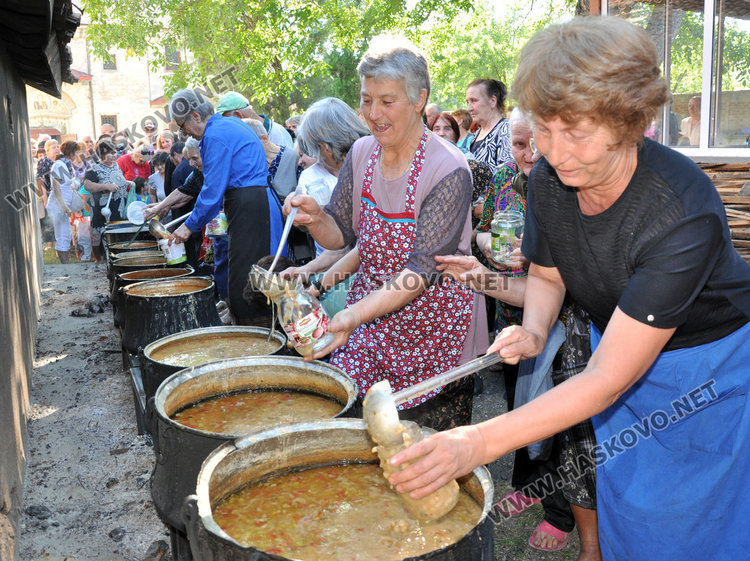 14 казана фасул в двора на „Св. Богородица“ за храмовия празник