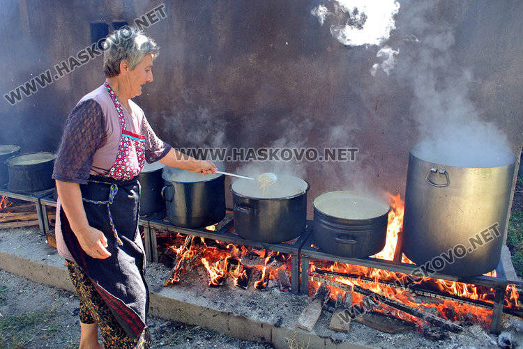 14 казана фасул в двора на „Св. Богородица“ за храмовия празник