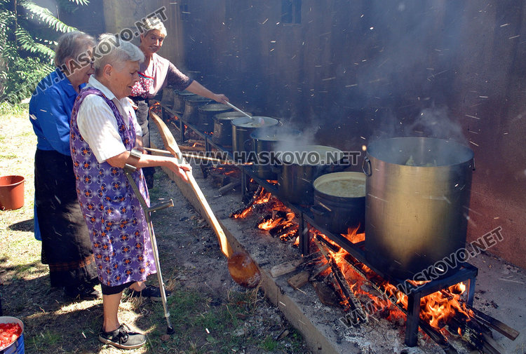 14 казана фасул в двора на „Св. Богородица“ за храмовия празник