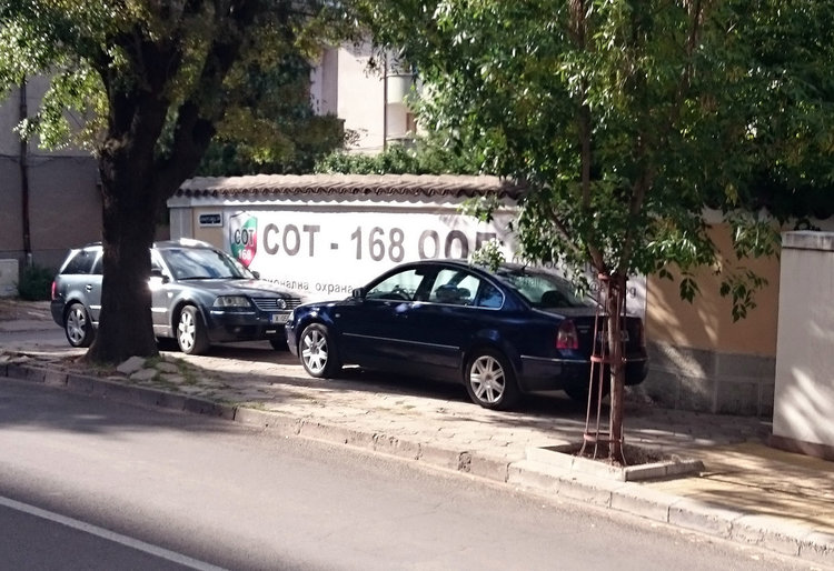 Читател: Камион шпори в насрещното, коли окупират тротоар