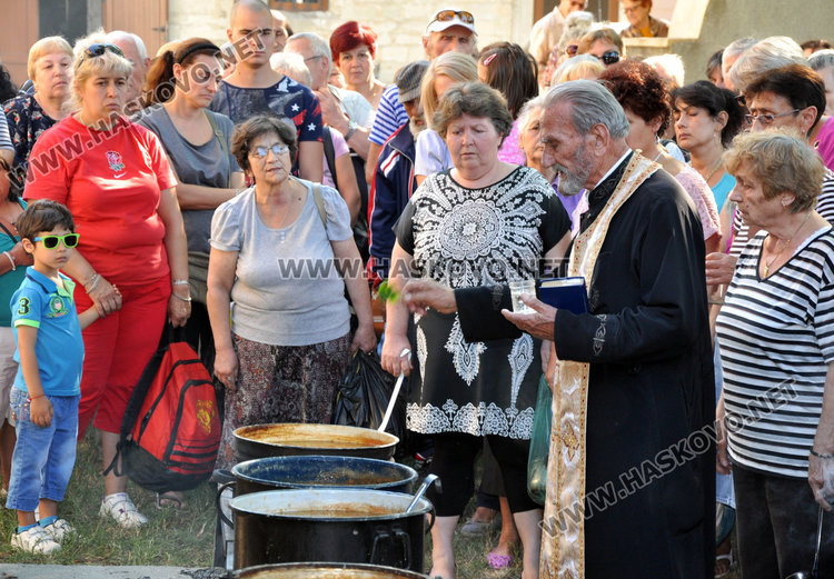 14 казана фасул в двора на „Св. Богородица“ за храмовия празник